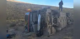 Volcadura de bus de empresa Wayra dejó 1 fallecido y 15 heridos en la vía Arequipa-Puno Volcadura de bus de empresa Wayra dejó 1 fallecido y 15 heridos en la vía Arequipa-Puno