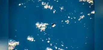 Astronautas de la NASA dejaron caer un brillante objeto por error y ahora se ve desde la Tierra