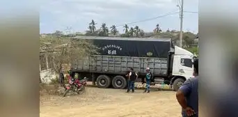 Contrabandistas retienen a policías y fiscal para obligarlos a dejar mercadería incautada en Piura