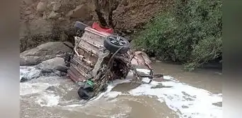 Apurímac: 3 escolares pierden la vida tras caída de auto a abismo de más de 400 metros Apurímac: 3 escolares pierden la vida tras caída de auto a abismo de más de 400 metros