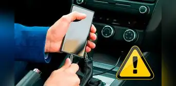 ¿Por qué no es recomendable cargar tu celular en el puerto USB del taxi en el que te subiste?