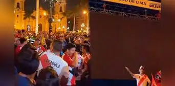 Apagan transmisión del partido Perú vs. Venezuela en plaza de Armas por pelea entre hinchas Apagan transmisión del partido Perú vs. Venezuela en plaza de Armas por pelea entre hinchas