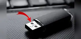 ¿Por qué las memorias USB tienen 2 agujeros y qué sucede si los tapas o no existieran?