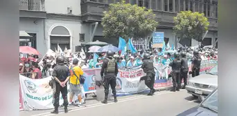 Dina Boluarte anuncia aumentos, pero gremios esperan ver el decreto Dina Boluarte anuncia aumentos, pero gremios esperan ver el decreto