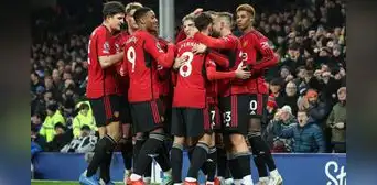 Manchester United goleó 3-0 a Everton y se mete en la pelea por la Premier League Manchester United goleó 3-0 a Everton y se mete en la pelea por la Premier League