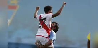 Carlos Lobatón jugó sus últimos 90' y se despidió entre figuras y leyendas del fútbol peruano