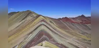 Cierran ingreso a montaña de Siete Colores tras peleas en Cusco
