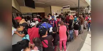 Pacientes forman colas hasta por más de 24 horas en hospital Las Mercedes de Chiclayo Pacientes forman colas hasta por más de 24 horas en hospital Las Mercedes de Chiclayo