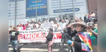 Ciudadanos exigieron a Patricia Benavides que se vaya frente a sede de Fiscalía Ciudadanos exigieron a Patricia Benavides que se vaya frente a sede de Fiscalía