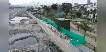 Fenómeno El Niño: elevan muros en Vía de Evitamiento ante posible desborde de río Rímac Fenómeno El Niño: elevan muros en Vía de Evitamiento ante posible desborde de río Rímac