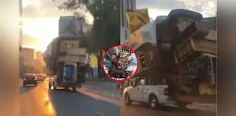 Auto asombra al transportar una gran cantidad de muebles y en redes dicen: “El castillo vagabundo” Auto asombra al transportar una gran cantidad de muebles y en redes dicen: “El castillo vagabundo”