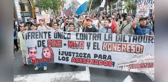 El grito en todo el país fue: ¡Que se vayan todos! El grito en todo el país fue: ¡Que se vayan todos!