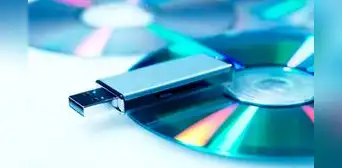 Memoria USB o CD: ¿en qué dispositivo es más seguro guardar tus fotos, videos y otros archivos?