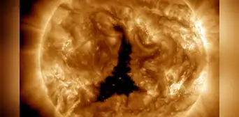 Un agujero en el Sol, más grande que 60 Tierras, apuntó hacia nuestro planeta