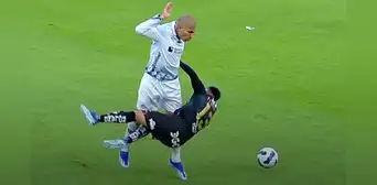 Paolo Guerrero se salvó de la roja tras una dura entrada contra jugador de IDV en la final de Ecuador