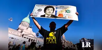 Gobierno de Milei aplica shock en Argentina y devalúa moneda oficial más de 50%: 1 dólar a 800 pesos Gobierno de Milei aplica shock en Argentina y devalúa moneda oficial más de 50%: 1 dólar a 800 pesos