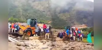 Cusco: turistas se salvan de ser arrastrados por huaicos y son auxiliados en cargador frontal Cusco: turistas se salvan de ser arrastrados por huaicos y son auxiliados en cargador frontal