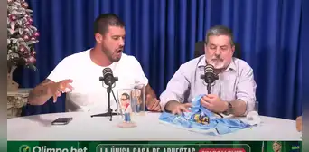 Gonzalo Núñez usó la camiseta de Sporting Cristal para limpiar una mesa en vivo