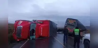 Carretera central: violento choque entre bus y tráiler deja como saldo 1 fallecido y 2 heridos Carretera central: violento choque entre bus y tráiler deja como saldo 1 fallecido y 2 heridos