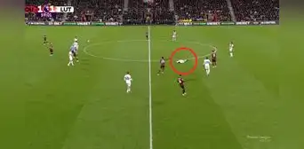 Capitán de Luton Town se desplomó durante partido de la Premier League y suspendieron el juego Capitán de Luton Town se desplomó durante partido de la Premier League y suspendieron el juego