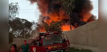 Lurín: más 30 unidades de bomberos trabajan para controlar incendio en almacén de llantas Lurín: más 30 unidades de bomberos trabajan para controlar incendio en almacén de llantas