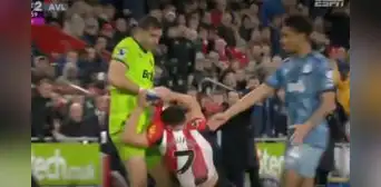 'Dibu' Martínez se molestó con rival: lo jaloneó, lo insultó y se salvó de la roja en la Premier 'Dibu' Martínez se molestó con rival: lo jaloneó, lo insultó y se salvó de la roja en la Premier