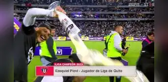 Paolo Guerrero interrumpe entrevista en vivo a Ezequiel Piovi 'bañándolo' de cerveza Paolo Guerrero interrumpe entrevista en vivo a Ezequiel Piovi 'bañándolo' de cerveza