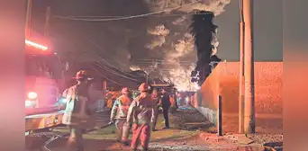 Incendio en almacén duró 12 horas y causó gran contaminación