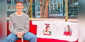 Sonne sorprendió en entrevista a medio danés al mostrar polos con su cara hechos en Gamarra