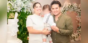 Hijo de Deyvis y Cassandra canta en televisión por primera vez