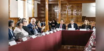 Un nuevo pacto social contra la crisis y la incertidumbre Un nuevo pacto social contra la crisis y la incertidumbre