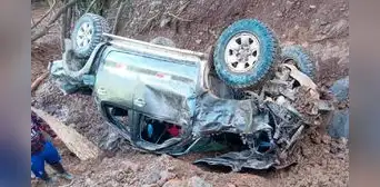 Ayacucho: 2 personas pierden la vida tras caer camioneta a abismo de 70 metros en el Vraem Ayacucho: 2 personas pierden la vida tras caer camioneta a abismo de 70 metros en el Vraem