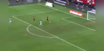 ¡El blooper del 2023! El insólito gol que un delantero se falló solo frente al arco en Egipto