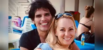 Cynthia Martínez, esposa de Pedro Suárez-Vértiz, llega de España y permite ingreso de fans a velorio Cynthia Martínez, esposa de Pedro Suárez-Vértiz, llega de España y permite ingreso de fans a velorio