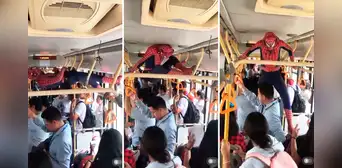 Hombre disfrazado de Spiderman tiene curiosa forma de viajar en un bus público: “Salió del multiverso” Hombre disfrazado de Spiderman tiene curiosa forma de viajar en un bus público: “Salió del multiverso”