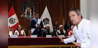 Mario Reyna juró como alcalde de Trujillo y se disculpó con agredidos por Arturo Fernández Mario Reyna juró como alcalde de Trujillo y se disculpó con agredidos por Arturo Fernández