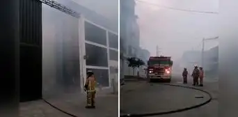 Ate: reportan incendio de gran magnitud en depósito de materiales inflamables Ate: reportan incendio de gran magnitud en depósito de materiales inflamables