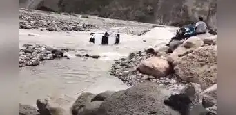 La Libertad: vehículo intenta cruzar torrentosa agua de río y es arrastrado con ocupantes a bordo