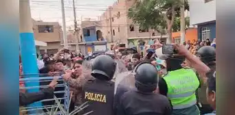 Huacho: ciudadanos intentan ingresar a hotel donde se encuentra asesino de hermanas Huacho: ciudadanos intentan ingresar a hotel donde se encuentra asesino de hermanas