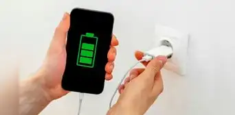 ¿Qué debes conectar primero al cargar tu smartphone, el enchufe o el cable al celular?