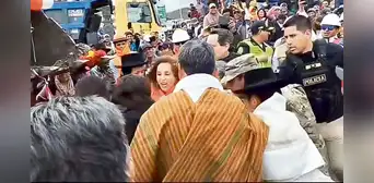 Dina Boluarte: jalan del cabello a mandataria y rechazan su visita Dina Boluarte: jalan del cabello a mandataria y rechazan su visita