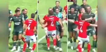 Hernán Barcos se descontroló: pechó a rival que quiso levantarlo tras sufrir un golpe en el rostro Hernán Barcos se descontroló: pechó a rival que quiso levantarlo tras sufrir un golpe en el rostro