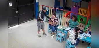 SJL: delincuente asalta a profesoras de colegio inicial en presencia de una niña SJL: delincuente asalta a profesoras de colegio inicial en presencia de una niña
