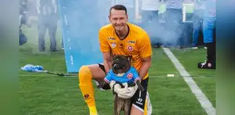 Diego Penny enternece las redes al salir acompañado de su perro en la presentación de Garcilaso
