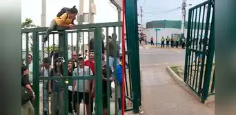 Surco: transeúntes trepan y rompen candados de una reja que impedía el libre paso peatonal Surco: transeúntes trepan y rompen candados de una reja que impedía el libre paso peatonal
