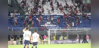 ¡Partido suspendido! Árbitro detuvo el Cerro Porteño vs. 2 de Mayo por peleas de barras en las tribunas ¡Partido suspendido! Árbitro detuvo el Cerro Porteño vs. 2 de Mayo por peleas de barras en las tribunas
