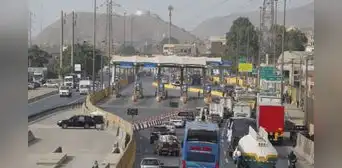 Rutas de Lima impide pase vehicular por garitas de la Panamericana Norte tras suspensión de peajes Rutas de Lima impide pase vehicular por garitas de la Panamericana Norte tras suspensión de peajes