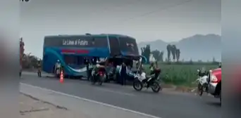 Panamericana Norte: bus interprovincial chocó contra camión de carga y dejó una persona fallecida