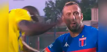 Luis Advíncula le metió un manotazo a jugador de Tigre, pero el árbitro no lo expulsó Luis Advíncula le metió un manotazo a jugador de Tigre, pero el árbitro no lo expulsó