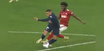 La criminal falta que recibió Kylian Mbappé en la Copa Francia que indignó al mundo del fútbol La criminal falta que recibió Kylian Mbappé en la Copa Francia que indignó al mundo del fútbol